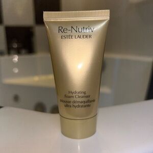Estée Lauder Re-Nutriv hydrating foaming cleanser